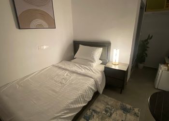 استديو بأثاث مريح وبسيط 