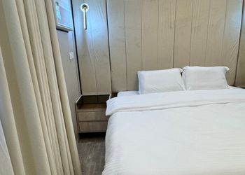 استديو بسرير ماستر وأثاث مريح 