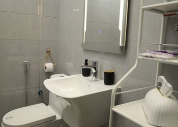 شقة بتصميم أنيق وغرفة نوم مريحة