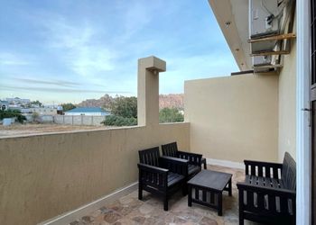 استديو بسرير ماستر وأثاث مريح 