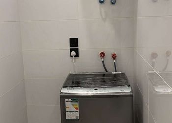 شقة بصالة وثلاث غرف نوم