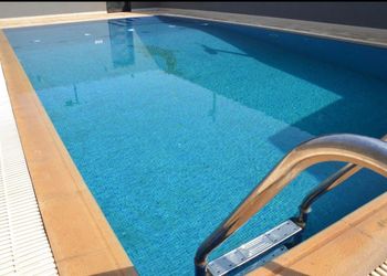 استراحة بملعب كرة طائرة ومسبح 