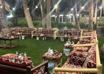 مزرعة بمسطحات خضراء وجلسة خارجية