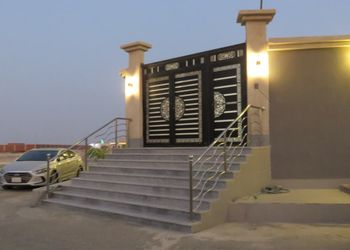 شاليه بجلسة تطل على مسبح خارجي 