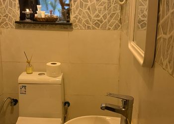 استديو بأثاث مريح وبسيط 
