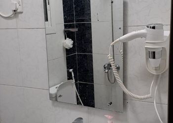 شقة بغرفة معيشة وغرفة نوم 
