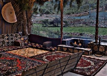 استراحة بجلسة مطلة على الطبيعة 