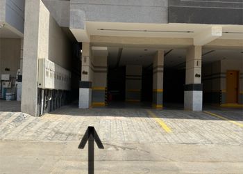 شقة بغرفتين نوم وصالة ومجلس