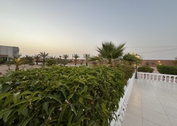 استراحة بمجلس واسع وفناء خارجي 