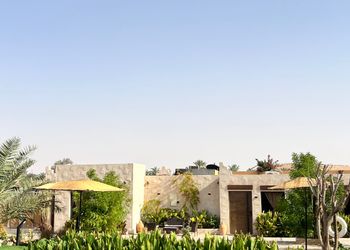 استراحة بمسبح خارجي ومسطح اخضر