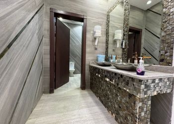شاليه بجلسة تطل على مسبح داخلي 