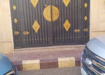شقة بصالة جلوس وثلاث غرف نوم 