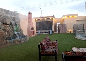 شاليه بمسطح اخضر وجلسة خارجية 