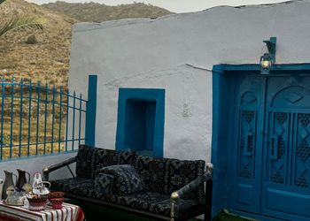 شقة بغرفة معيشة وغرفتين نوم 