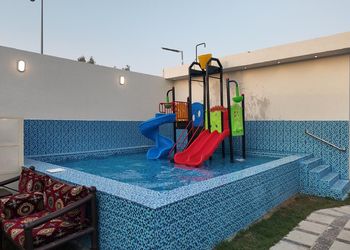 شاليه بمسبح وجلسة خارجية 