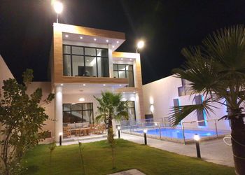شاليه بجلسة تطل على مسبح خارجي 