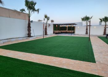 شاليه بمسطح اخضر وجلسة خارجية 