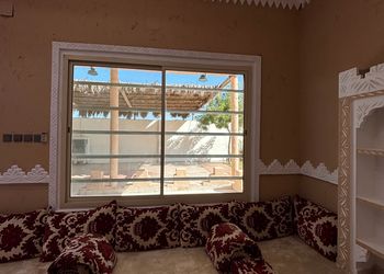 شاليه بسطح اخضر وصالة جلوس