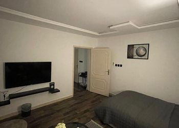 استديو بسرير ماستر وجلسة جانبية 