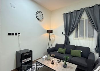استديو بجلسة جانبية ودخول ذاتي 