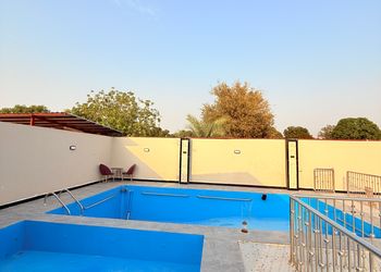 استراحة بمسبح خارجي وجلسة خارجية