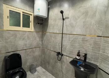 استديو بأثاث مريح وبسيط 