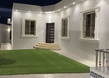 شاليه بجلسة خارجية وألعاب مائية 