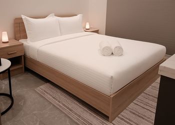 استديو بسرير ماستر وأثاث مريح 