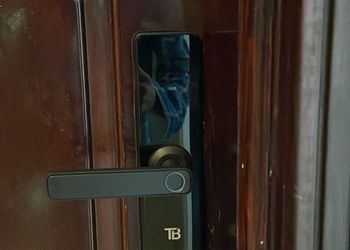 استديو بأثاث مريح وبسيط 