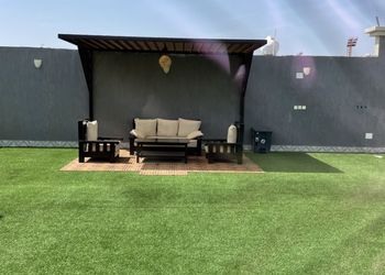 شاليه بجلسة تطل على مسبح خارجي 