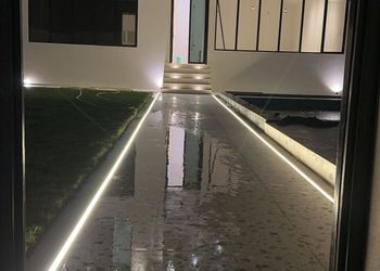 شاليه بمسبح خارجي ومسطح اخضر