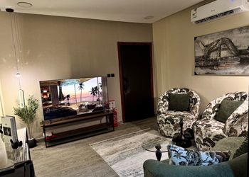 شقة بغرفة معيشة وغرفة نوم 