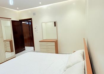 غرفة بسريرين مفردة داخل مزرعة 