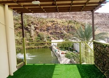 استراحة بإطلالة جبلية ومسطح أخضر