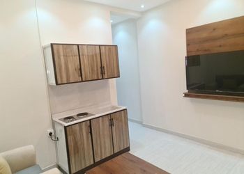 شقة بصالة وغرفة نوم وبأثاث مريح