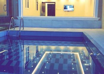 شاليه بمسبح ومسطح اخضر