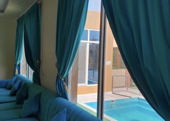 شاليه بمجلس مطل على المسبح