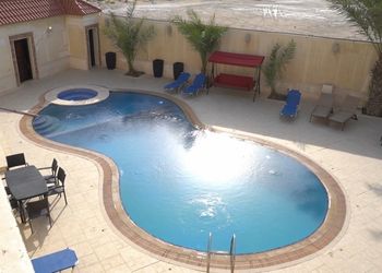 شاليه بمسطح اخضر ومسبح