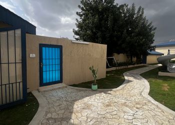 فيلا بصالة جلوس وغرفتين نوم