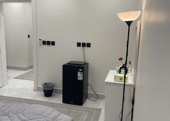 استديو بأثاث مريح وبسيط 