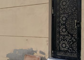 غرفة بسرير مريح وأثاث بسيط