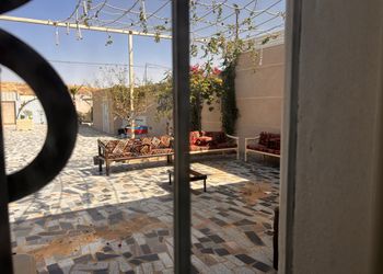 استراحة بجلسة وملعب كرة قدم