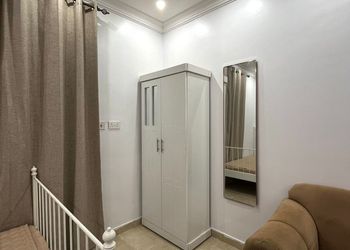استديو بأثاث مريح وبسيط 