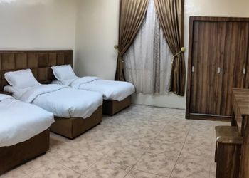 شقة بصالة جلوس وثلاث غرف نوم 