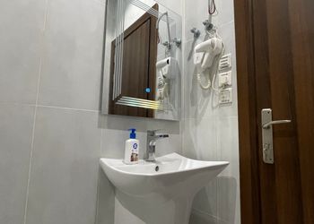 شقة بصالة أنيقة وثلاث غرف نوم
