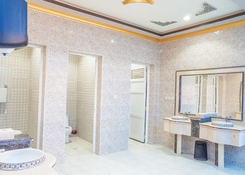 استراحة بألعاب أطفال وملعب كرة قدم