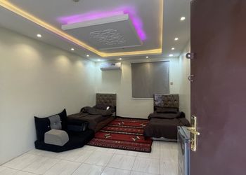 غرفة بأثاث مريح وبسيط 