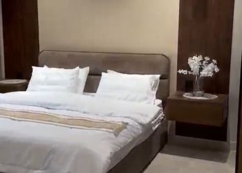 شقة بصالة أنيقة ودخول ذاتي