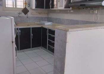 استراحة بجلسة خارجية وألعاب أطفال
