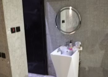 شاليه بجلسة تطل على مسبح خارجي 